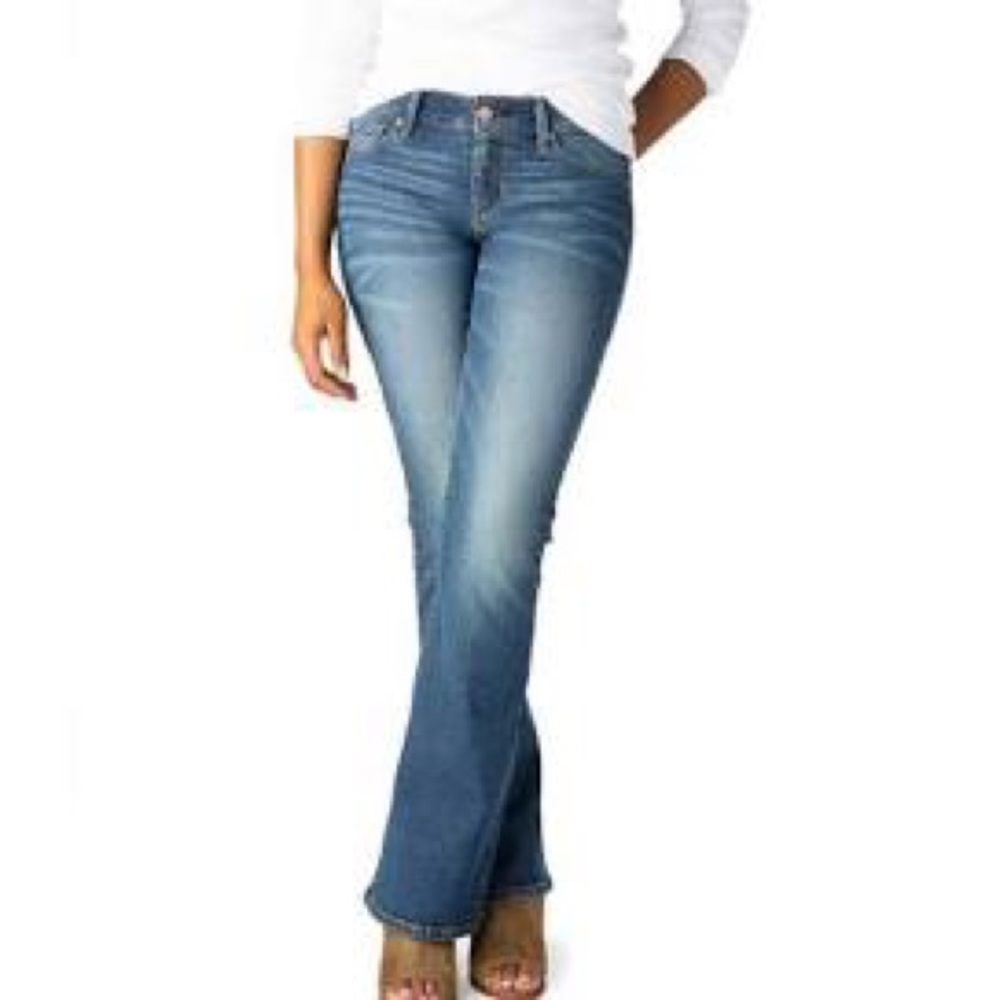 NWT Levi’s Signature Midrise Bootcut Brand New With Tags. Size 14.